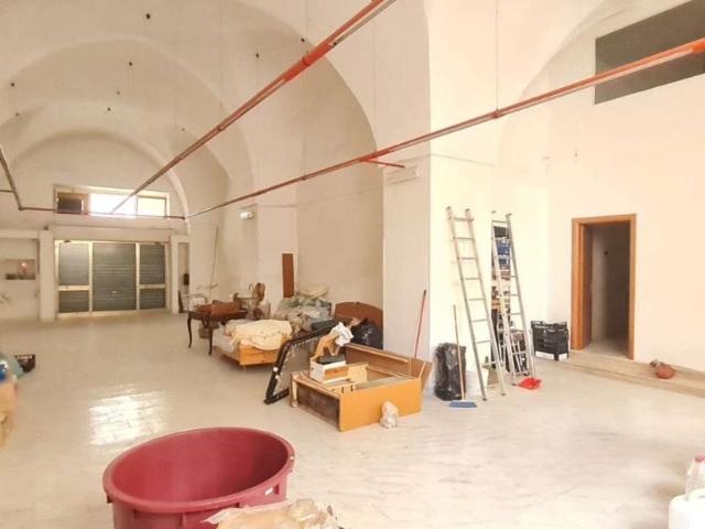 Locale Commerciale in vendita a Puglia, Lecce