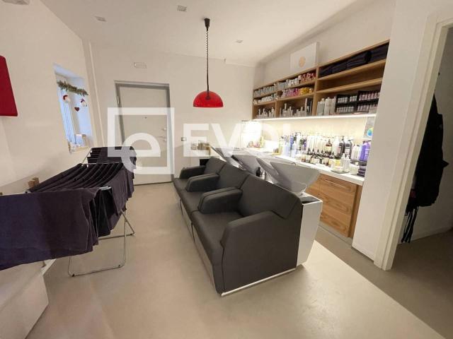 Locale Commerciale in vendita a Borgo Pracchiuso, Reana Del Roiale