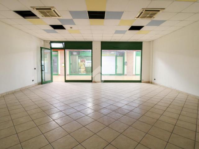 Locale Commerciale in vendita a Urago D'oglio, Lombardia