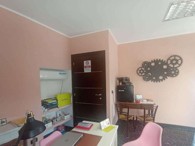 Locale Commerciale in vendita a San Genesio, Vado Ligure