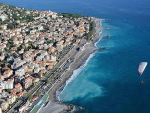 Locale Commerciale in vendita a Vallecrosia, Liguria