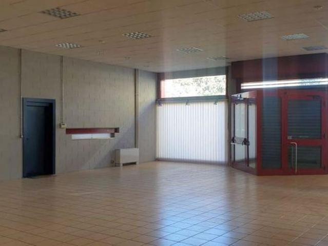 Locale Commerciale in vendita a Valera, Varedo