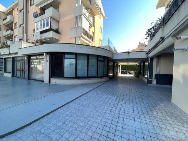Locale Commerciale in vendita a San Paolo, Vasto