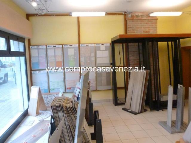 Locale Commerciale in vendita a Chirignago-Zelarino, Venezia