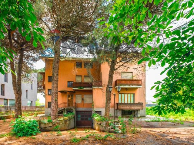 Locale Commerciale in vendita a Carate Brianza, Lombardia