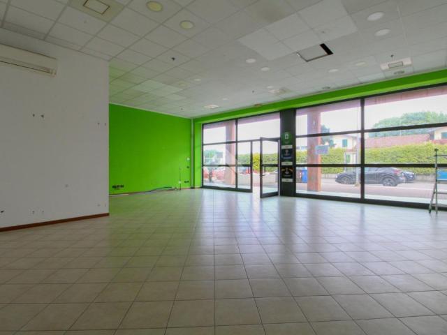 Locale Commerciale in vendita a Verolanuova, Lombardia