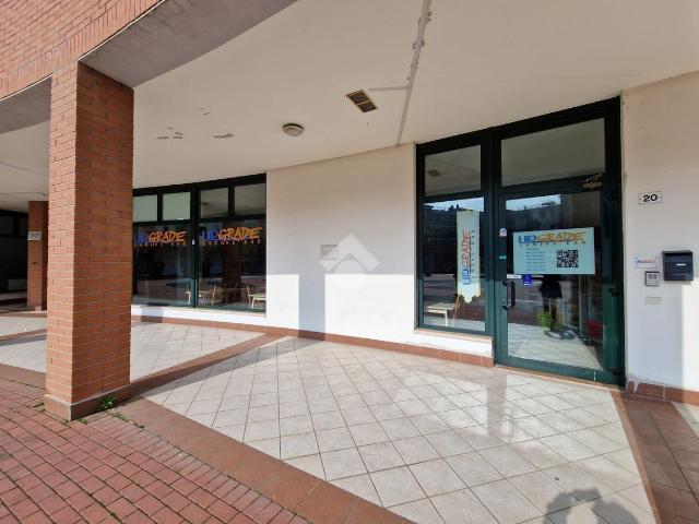 Locale Commerciale in vendita a Sud-Est, Brenzone
