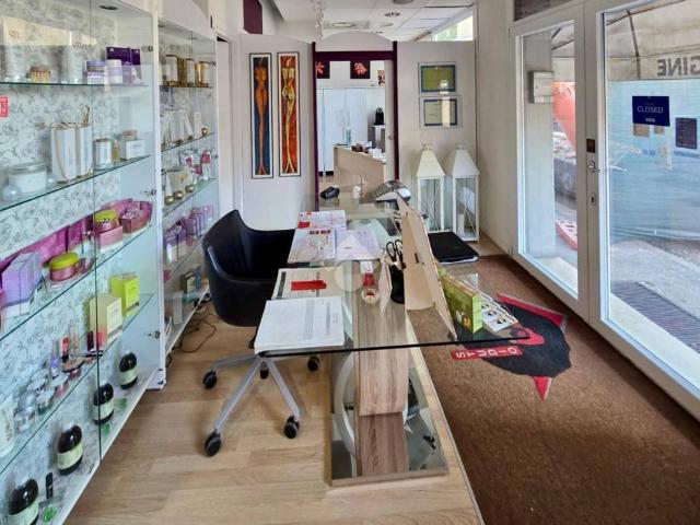 Locale Commerciale in vendita a Ovest, Brenzone