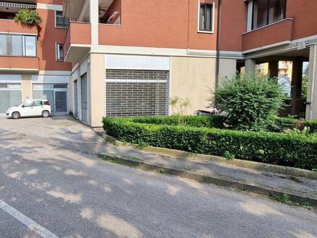 Locale Commerciale in vendita a Sud-Ovest, Brenzone