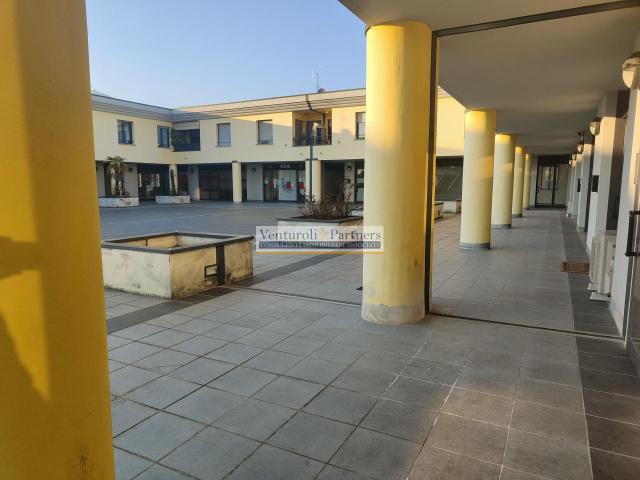 Locale Commerciale in vendita a Villongo, Lombardia