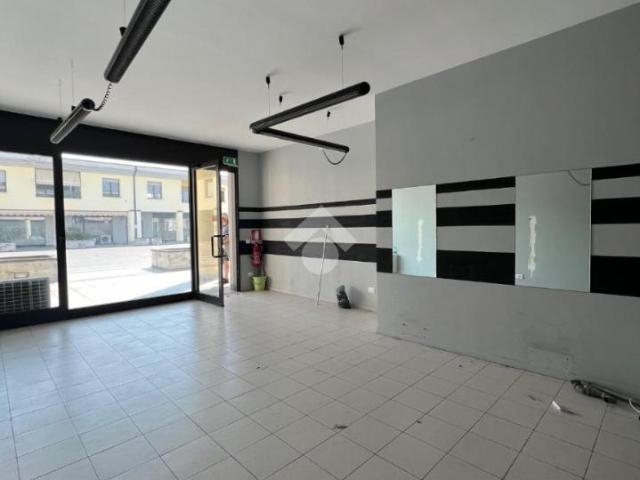 Locale Commerciale in vendita a Villongo, Lombardia