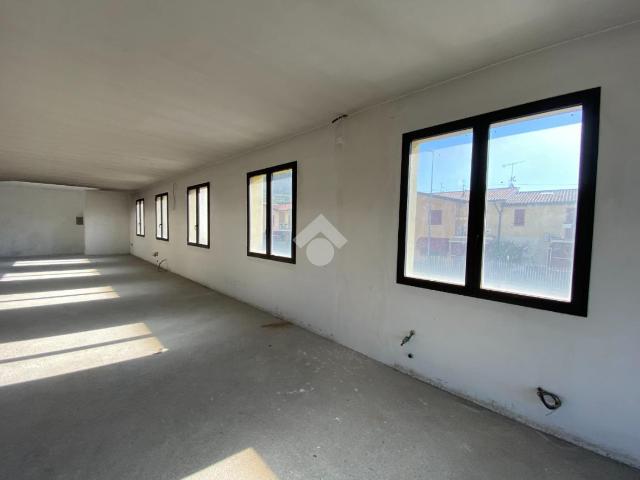 Locale Commerciale in vendita a Villongo, Lombardia