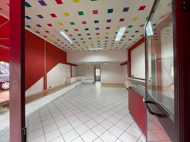 Locale Commerciale in vendita a Cappuccini, Viterbo