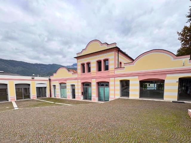 Locale Commerciale in vendita a Serravalle, Vittorio Veneto