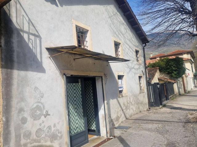 Locale Commerciale in vendita a Longhere, Vittorio Veneto