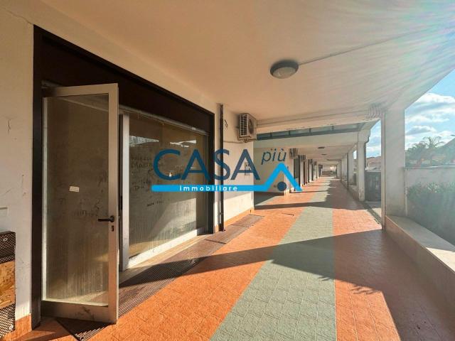 Locale Commerciale in vendita a Vitulazio, Campania