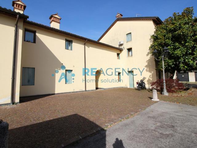 Locale Commerciale in vendita a Zanè, Veneto