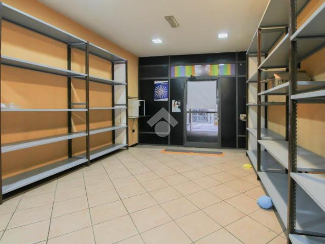 Locale Commerciale in vendita a Endenna, Zogno