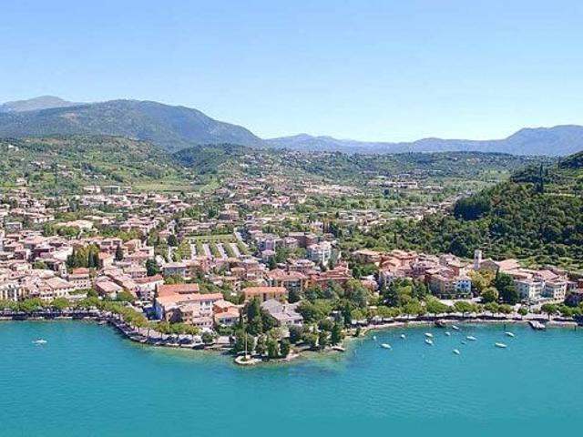 Locale Commerciale in vendita a Garda, Veneto