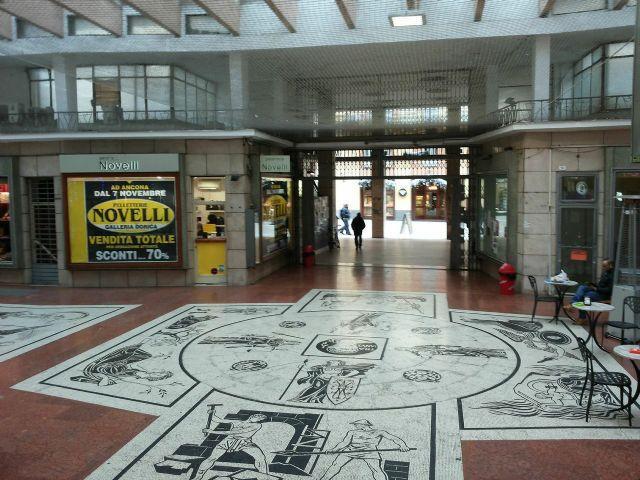 Locale Commerciale in vendita a Capodimonte, Marche