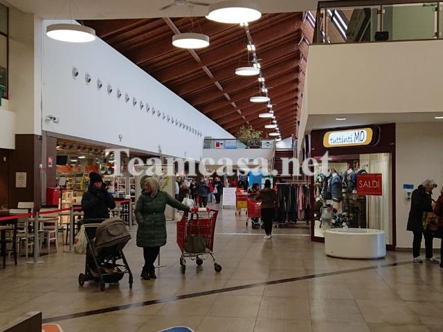 Locale Commerciale in vendita a Miralfiore, Marche