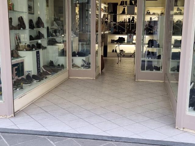 Locale Commerciale in vendita a San Carlo, Marina Di Massa