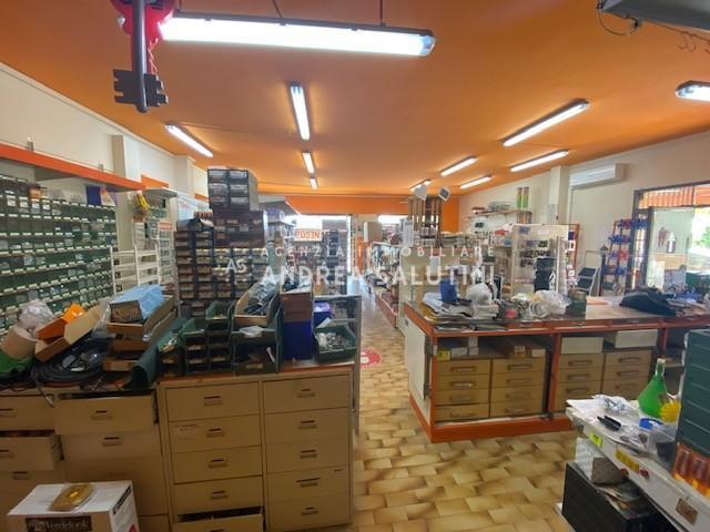 Locale Commerciale in vendita a Ponticelli, Santa Maria a Monte