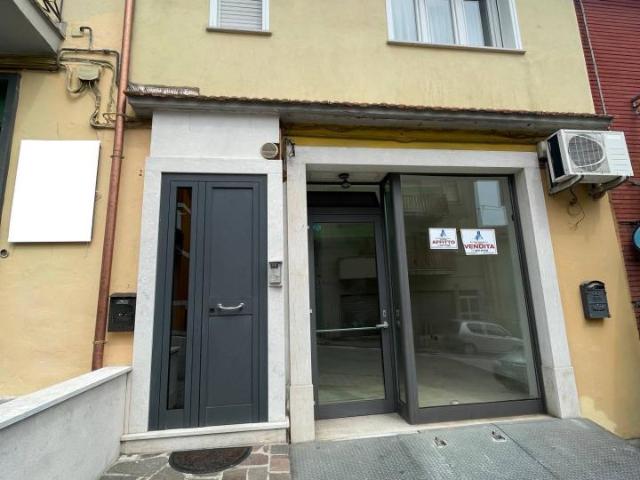 Locale Commerciale in vendita a Ariano Irpino, Campania