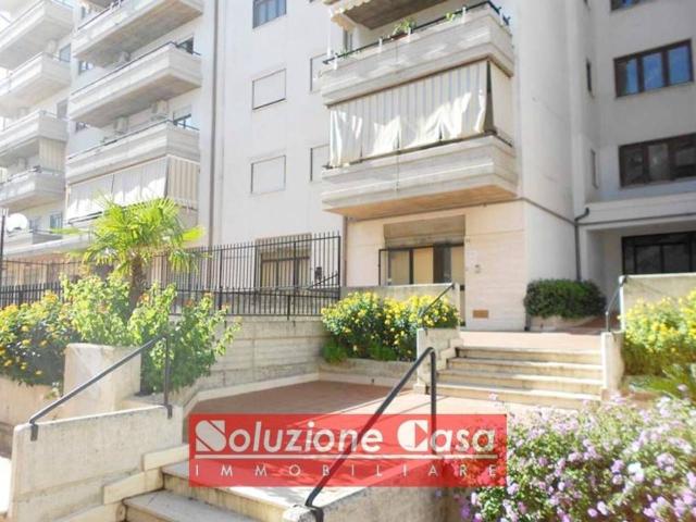 Locale Commerciale in vendita a Canosa di Puglia, Barletta-Andria-Trani