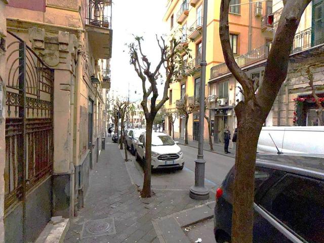 Locale Commerciale in vendita a Salerno, Campania