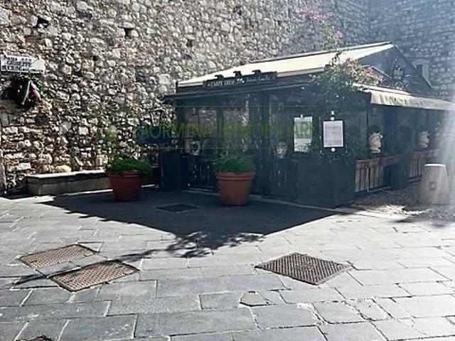 Locale Commerciale in vendita a Taormina, Sicilia