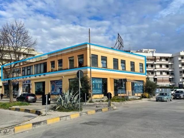 Locale Commerciale in affitto a Maddaloni, Campania