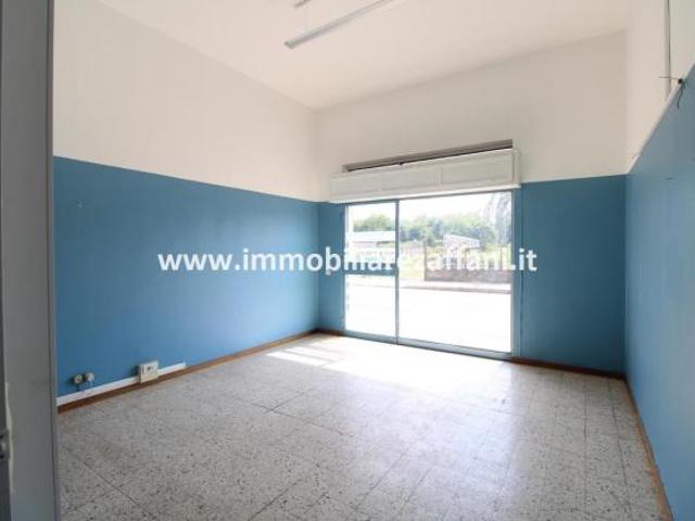 Locale Commerciale in affitto a Canegrate, Lombardia
