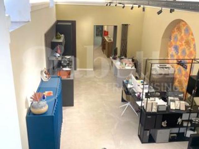 Locale Commerciale in vendita a Campania