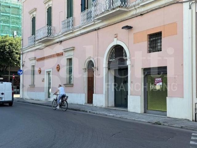 Locale Commerciale in vendita a Puglia, Lecce