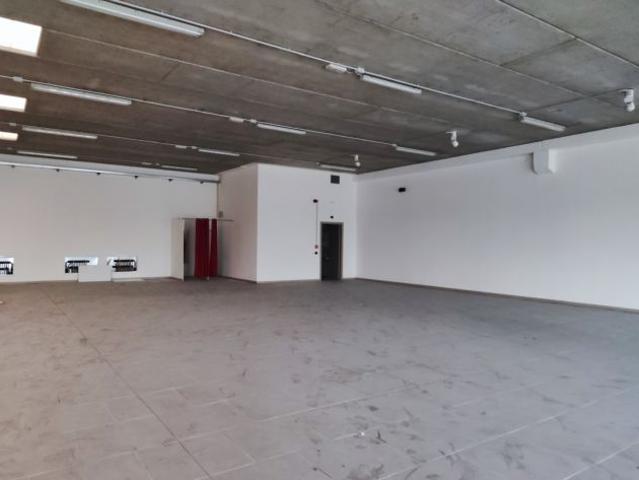 Locale Commerciale in affitto a Cavernago, Lombardia