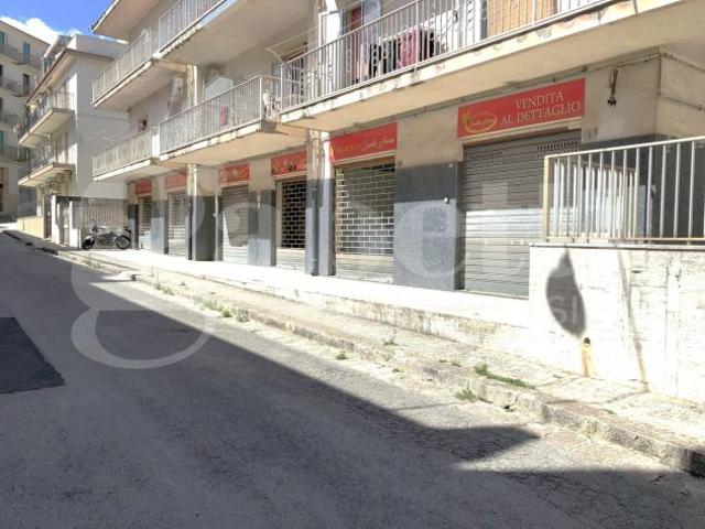 Locale Commerciale in vendita a Ragusa, Sicilia