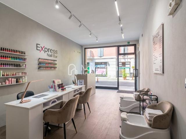 Locale Commerciale in affitto a Bassa Reggiana, Re