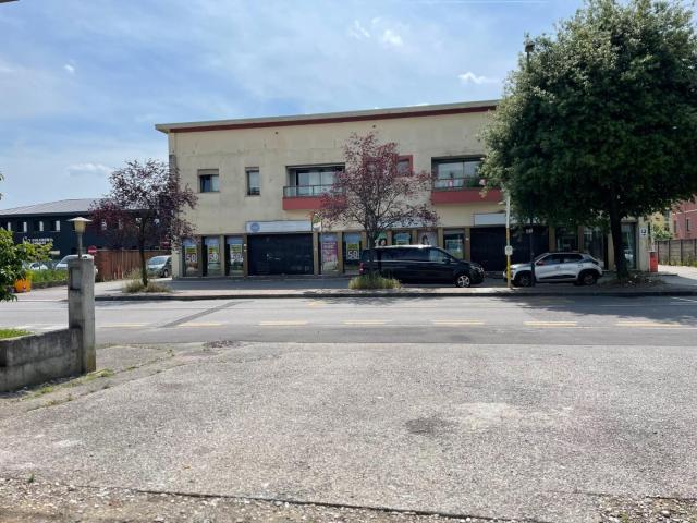 Locale Commerciale in affitto a Sant'Antonino, Treviso