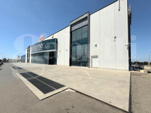 Locale Commerciale in affitto a Cagliari, Sardigna/Sardegna