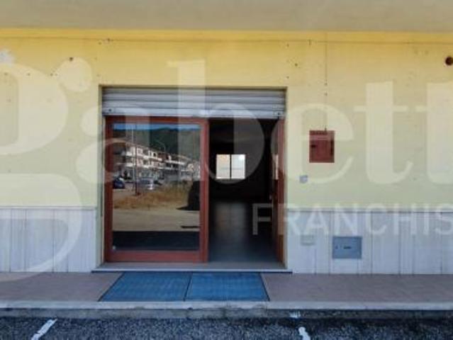 Locale Commerciale in affitto a Calabria, Catanzaro