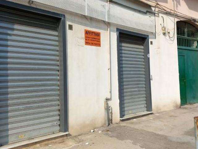 Locale Commerciale in affitto a Municipalità 4, Campania