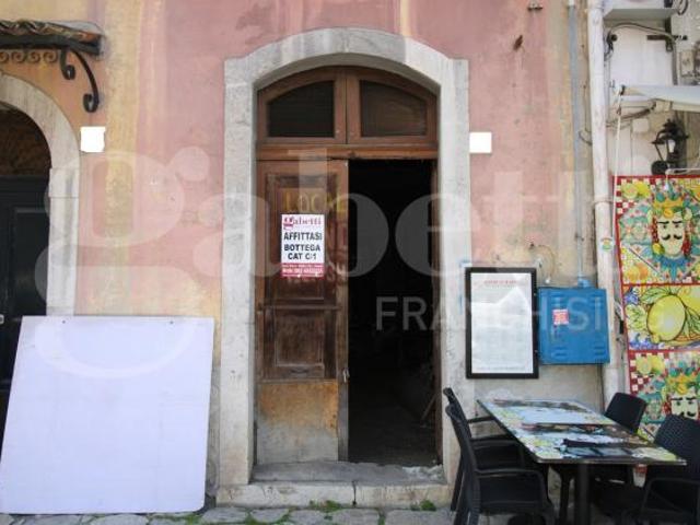 Locale Commerciale in affitto a Taormina, Sicilia