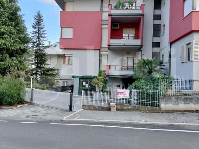 Locale Commerciale in vendita a Teramo, Abruzzo