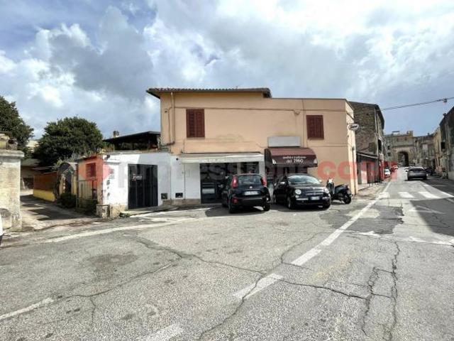 Locale Commerciale in vendita a Terracina, Lazio
