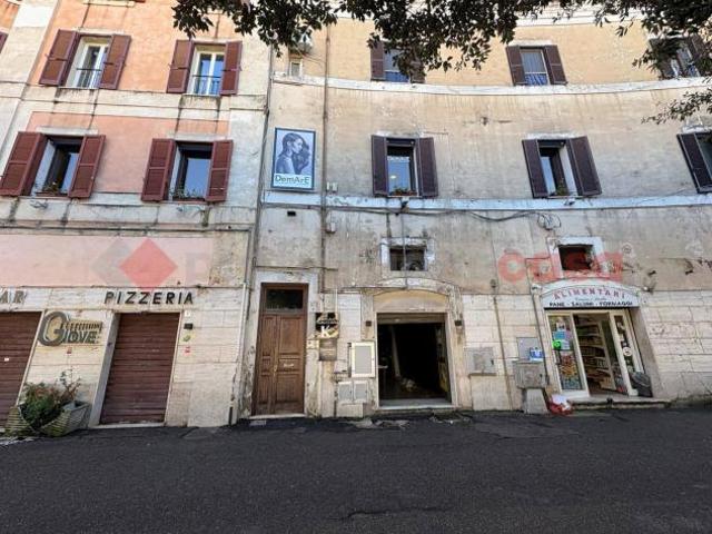 Locale Commerciale in vendita a Terracina, Lazio