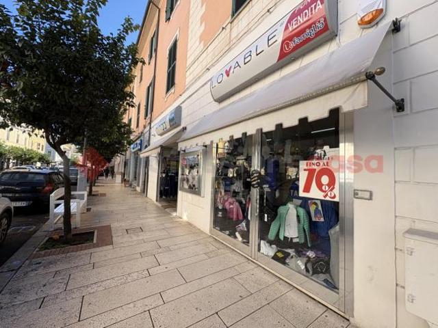 Locale Commerciale in vendita a Terracina, Lazio