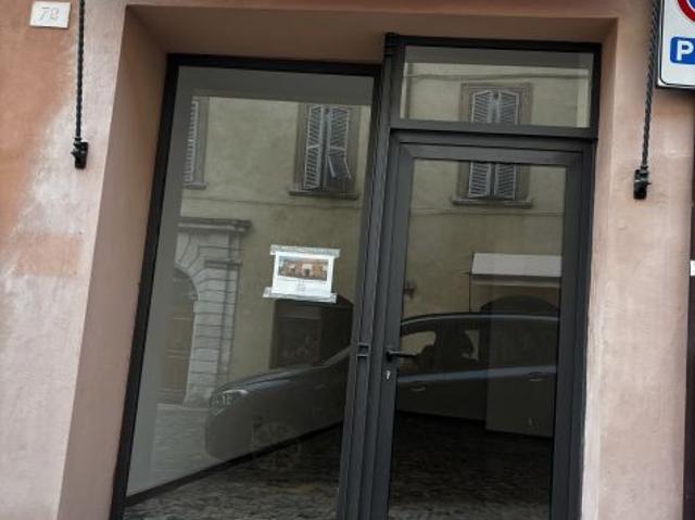 Locale Commerciale in affitto a Marche, Pesaro E Urbino