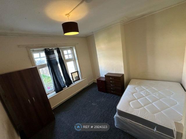 Room for rent in Emerson Park, Greater London