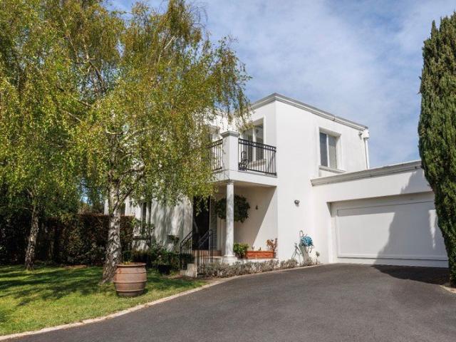 Townhouse for sale in Olivers Hill, Melbourne